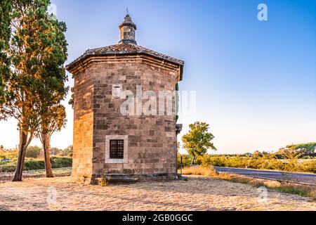 Oratorium von San Guido bei Sonnenuntergang. Es wurde von der Familie Gherardesca vor der 'Viale dei Cipressi' (Zypressenallee) in Bolgheri, Toskana, erbaut Stockfoto