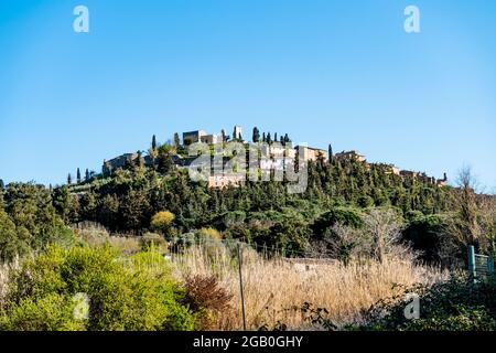 Blick auf Campiglia Marittima, auf einem Hügel gelegen, von der Nordseite in der Via di San Vincenzo, Toskana, Italien Stockfoto