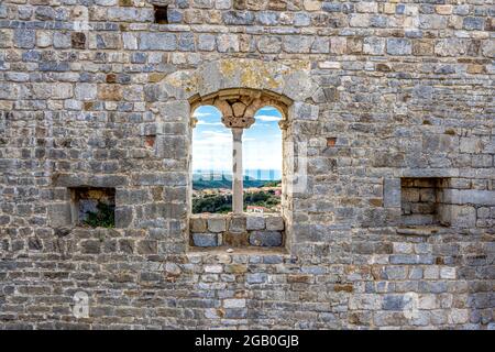 Ein Fenster in den Ruinen der mittelalterlichen Rocca, erbaut im 12. Jahrhundert, auf dem Hügel oberhalb von Campiglia Marittima, Provinz Livorno, Italien Stockfoto