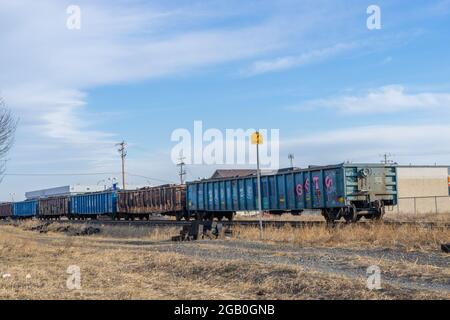 1. Januar 2013 - Calgary, Alberta, Kanada - Eisenbahndepot mit Lokomotiven Stockfoto