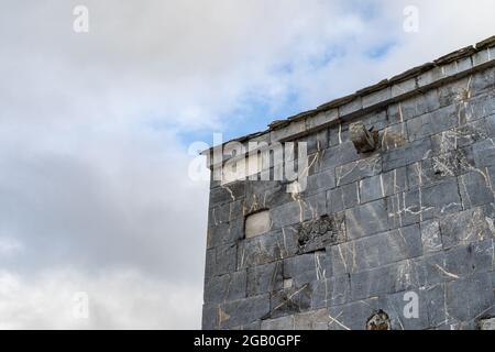 Sator Platz auf dem linken Querschiff der romanischen 'Pieve di San Giovanni' (Kirche des heiligen Johannes) in Campiglia Marittima, Provinz Livorno, Toskana, Stockfoto