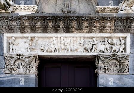 Bas-Relief auf dem Portal des linken Querschiffs der romanischen 'Pieve di San Giovanni' (Kirche des heiligen Johannes) in Campiglia Marittima, Toskana, Italien Stockfoto