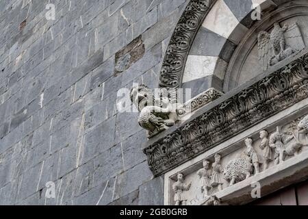 Skulptur des Löwen auf dem Portal des linken Querschiffs der romanischen 'Pieve di San Giovanni' (Kirche des heiligen Johannes) in Campiglia Marittima, Italien Stockfoto