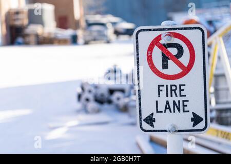 Schild mit Feuerspur, das nach dem Wintersturm im Schnee steht Stockfoto