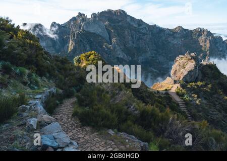 Panoramablick auf den Wanderweg von Pico Arieiro nach Pico Ruivo bei Sonnenuntergang in Madeira Portugal Stockfoto