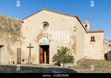 Die kleine Kirche des Heiligen Kreuzes ('Santa Croce'), erbaut zwischen dem 11. Und 12. Jahrhundert im romanischen Stil, in Populonia, Piombino, Toskana, Italien Stockfoto