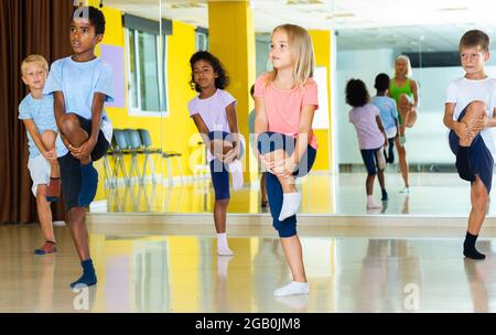 Emotionale Kinder Durchführung moderner Tanz im Fitness Studio. Stockfoto