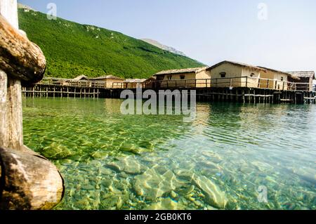 Museum über Wasser in der Bucht von Bones am Ohrid-See in Mazedonien. Rekonstruktion der Pfahlbausiedlung Stockfoto