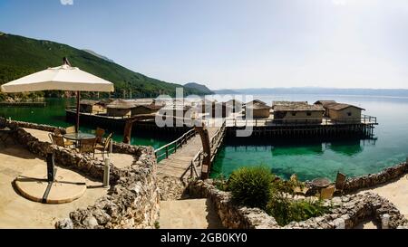 Museum über Wasser in der Bucht von Bones am Ohrid-See in Mazedonien. Rekonstruktion der Pfahlbausiedlung Stockfoto