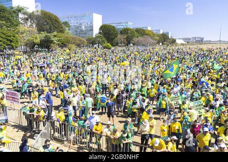 Brasilia, Distrito Federal, Brasilien. August 2021. (INT) Protest zugunsten von Präsident Bolsonaro und durch gedruckte und prüfbare Abstimmung. 1. August 2021, Brasilia, Federal District, Brasilien: Unterstützer von Präsident Jair Bolsonaro während einer Demonstration für die prüfbare gedruckte Abstimmung über die Esplanade der Ministerien in Brasilia (DF) am Sonntag (1) (Bild: © Wellington Macedo/TheNEWS2 via ZUMA Press Wire) Quelle: ZUMA Press, Inc./Alamy Live News Stockfoto