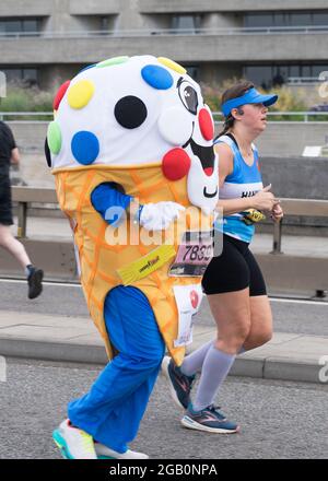 Menschen, die den London Landmarks Half Marathon laufen, um Geld für wohltätige Zwecke zu sammeln. London - 1. August 2021 Stockfoto