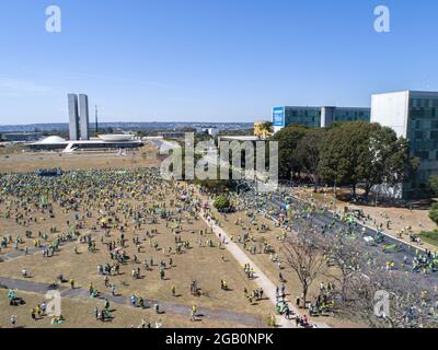 Brasilia, Distrito Federal, Brasilien. August 2021. (INT) Protest zugunsten von Präsident Bolsonaro und durch gedruckte und prüfbare Abstimmung. 1. August 2021, Brasilia, Federal District, Brasilien: Unterstützer von Präsident Jair Bolsonaro während einer Demonstration für die prüfbare gedruckte Abstimmung über die Esplanade der Ministerien in Brasilia (DF) am Sonntag (1) (Bild: © Wellington Macedo/TheNEWS2 via ZUMA Press Wire) Quelle: ZUMA Press, Inc./Alamy Live News Stockfoto