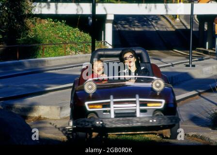 Mutter und Tochter genießen eine Fahrt in Disneyland in Anaheim, CA Stockfoto