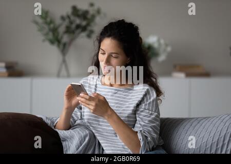 Zufriedener Handynutzer, der eine Nachricht mit guten Nachrichten erhalten hat Stockfoto
