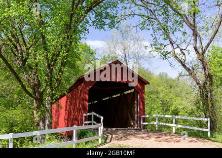 Die historische Sandy Creek überdachte Brücke überspannt einen Bach durch den Wald im Jefferson County Missouri Stockfoto