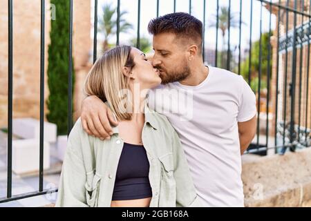 Junge kaukasische Paar von Freund und Freundin mit Spaß im Freien an einem un sonnigen Tag küssen in der Liebe Stockfoto