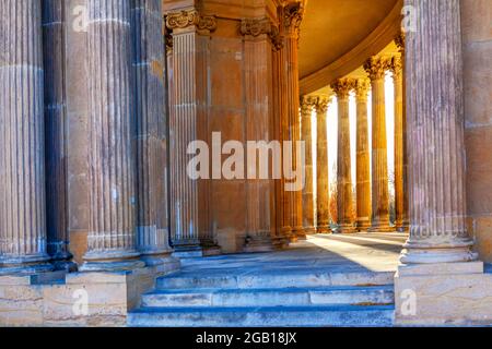 Korinthische Ordnung . Ionische Säulen . Griechische antike Architektur Stockfoto