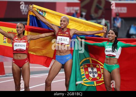 Tokio, Japan. August 2021. (L-R) Ana Peleteiro (ESP), Yulimar Rojas (VEN), Patricia Mamona (POR) Leichtathletik: Yulimar Rojas aus Venezuela (C) feiert nach dem Sieg und dem Weltrekord des Frauen-Dreisprungs mit dem zweiten Platz Patricia Mamona aus Portugal (L) und dem dritten Platz Ana Peleteiro aus Spanien während der Olympischen Spiele in Tokio 2020 im Nationalstadion in Tokio, Japan. Kredit: Koji Aoki/AFLO SPORT/Alamy Live Nachrichten Stockfoto