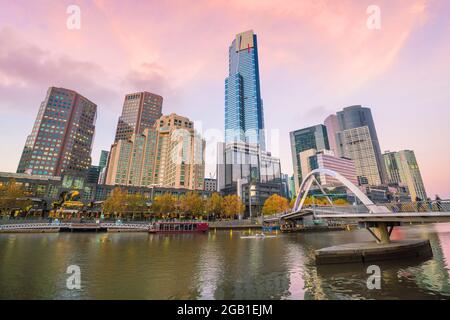 Panoramablick auf die Skyline von Melbourne bei Dämmerung in Australien Stockfoto