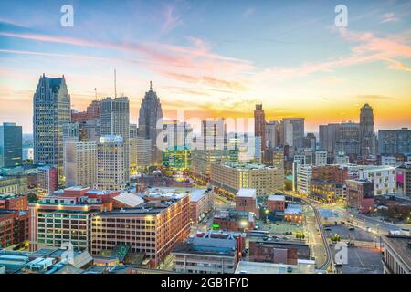 Luftaufnahme der Innenstadt von Detroit bei Sonnenuntergang in Michigan, USA Stockfoto