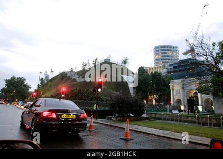 Es gab wieder viel Regen in London. Berkeley Square, Regent Street, Marble Arch überall. Es gibt etwas, das neben dem Bogen aufgestiegen ist und sie nennen es Hügel oder so etwas.Was es dort tut, weiß niemand. Es ist für die Touristen ???wirklich???? Das ist sehr hässlich und nachdem sie eine Parkspur von Hyde Park Corner auf eine Spur gemacht haben, haben sie dieses Ding jetzt mitten in London. London 31/7/2021 Blitzbilder Stockfoto