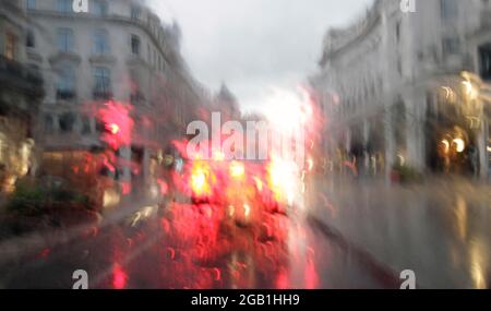 Es gab wieder viel Regen in London. Berkeley Square, Regent Street, Marble Arch überall. Es gibt etwas, das neben dem Bogen aufgestiegen ist und sie nennen es Hügel oder so etwas.Was es dort tut, weiß niemand. Es ist für die Touristen ???wirklich???? Das ist sehr hässlich und nachdem sie eine Parkspur von Hyde Park Corner auf eine Spur gemacht haben, haben sie dieses Ding jetzt mitten in London. London 31/7/2021 Blitzbilder Stockfoto