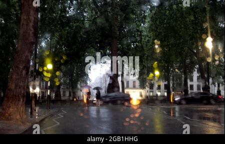 Es gab wieder viel Regen in London. Berkeley Square, Regent Street, Marble Arch überall. Es gibt etwas, das neben dem Bogen aufgestiegen ist und sie nennen es Hügel oder so etwas.Was es dort tut, weiß niemand. Es ist für die Touristen ???wirklich???? Das ist sehr hässlich und nachdem sie eine Parkspur von Hyde Park Corner auf eine Spur gemacht haben, haben sie dieses Ding jetzt mitten in London. London 31/7/2021 Blitzbilder Stockfoto