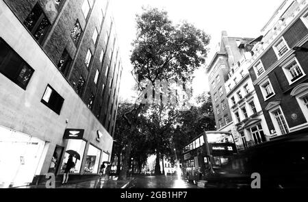 Es gab wieder viel Regen in London. Berkeley Square, Regent Street, Marble Arch überall. Es gibt etwas, das neben dem Bogen aufgestiegen ist und sie nennen es Hügel oder so etwas.Was es dort tut, weiß niemand. Es ist für die Touristen ???wirklich???? Das ist sehr hässlich und nachdem sie eine Parkspur von Hyde Park Corner auf eine Spur gemacht haben, haben sie dieses Ding jetzt mitten in London. London 31/7/2021 Blitzbilder Stockfoto