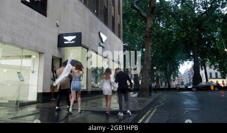 Es gab wieder viel Regen in London. Berkeley Square, Regent Street, Marble Arch überall. Es gibt etwas, das neben dem Bogen aufgestiegen ist und sie nennen es Hügel oder so etwas.Was es dort tut, weiß niemand. Es ist für die Touristen ???wirklich???? Das ist sehr hässlich und nachdem sie eine Parkspur von Hyde Park Corner auf eine Spur gemacht haben, haben sie dieses Ding jetzt mitten in London. London 31/7/2021 Blitzbilder Stockfoto