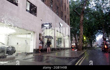 Es gab wieder viel Regen in London. Berkeley Square, Regent Street, Marble Arch überall. Es gibt etwas, das neben dem Bogen aufgestiegen ist und sie nennen es Hügel oder so etwas.Was es dort tut, weiß niemand. Es ist für die Touristen ???wirklich???? Das ist sehr hässlich und nachdem sie eine Parkspur von Hyde Park Corner auf eine Spur gemacht haben, haben sie dieses Ding jetzt mitten in London. London 31/7/2021 Blitzbilder Stockfoto