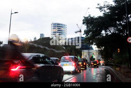 Es gab wieder viel Regen in London. Berkeley Square, Regent Street, Marble Arch überall. Es gibt etwas, das neben dem Bogen aufgestiegen ist und sie nennen es Hügel oder so etwas.Was es dort tut, weiß niemand. Es ist für die Touristen ???wirklich???? Das ist sehr hässlich und nachdem sie eine Parkspur von Hyde Park Corner auf eine Spur gemacht haben, haben sie dieses Ding jetzt mitten in London. London 31/7/2021 Blitzbilder Stockfoto