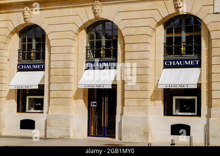 Paris, Frankreich. Juli 2021. Ein Chaumet-Juweliergeschäft auf dem Place Vendome in Paris.IN einer der Pariser Boutiquen des Juweliers Chaumet, in der Nähe der Champs-…Lysees in Paris, fand EIN Raub statt. Der Mann, der mit einem elektronischen Roller kam, beschlagnahmte eine Beute im Wert von 2 bis 3 Millionen Euro (2.4 Millionen Dollar). Zwei Verdächtige wurden zwei Tage später auf einer Autobahnraststätte verhaftet, ein erheblicher Teil der Beute wurde an ihnen gefunden. (Foto von Denis Thaust/SOPA Images/Sipa USA) Quelle: SIPA USA/Alamy Live News Stockfoto