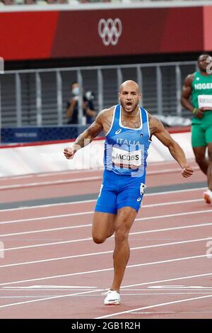 Tokio, Kanto, Japan. August 2021. Lamont Marcell Jacobs (ITA) an der Ziellinie des 100-Meter-Finales der Männer während der Olympischen Sommerspiele 2020 in Tokio im Olympiastadion. (Bild: © David McIntyre/ZUMA Press Wire) Stockfoto