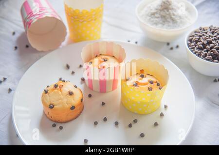 Leckere VanilleMuffins oder Tassenkuchen Stockfoto