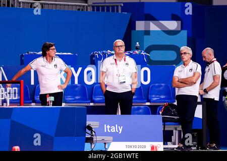 TOKIO, JAPAN – 2. AUGUST: Cheftrainer Allessandro Campagna aus Italien, Amedeo Pomilio aus Italien, Alessandro Duspiva aus Italien während des Olympischen Wasserball-Turniers 2020 in Tokio am 2. August 2021 im Tatsumi Waterpolo Center in Tokio, Japan (Foto: Marcel ter Bals/Orange Picles) Stockfoto