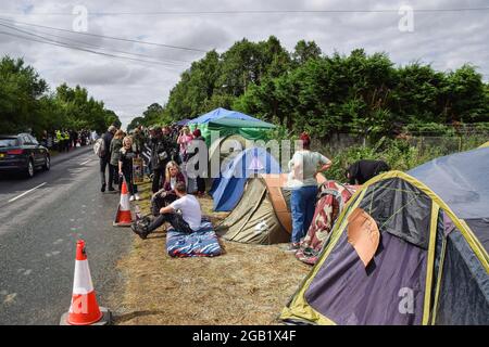 Huntingdon, Großbritannien. August 2021. Demonstranten versammeln sich neben ihren Zelten während der MBR Acres-Proteste in Huntingdon, Cambridgeshire. Tierschutzaktivisten versammelten sich vor dem Beagle-Brutplatz von MBR Acres, um die Freilassung von 2000 Beagles zu fordern, von denen die Demonstranten behaupten, dass sie für grausame Experimente aufgezogen werden. Dutzende von Aktivisten haben auch außerhalb des Geländes ein langfristiges Camping eingerichtet, um das Unternehmen unter Druck zu setzen, die Hunde freizulassen und die Anlagen zu schließen. Kredit: SOPA Images Limited/Alamy Live Nachrichten Stockfoto