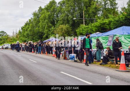 Huntingdon, Großbritannien. August 2021. Demonstranten versammeln sich während der MBR Acres-Proteste in Huntingdon, Cambridgeshire. Tierschutzaktivisten versammelten sich vor dem Beagle-Brutplatz von MBR Acres, um die Freilassung von 2000 Beagles zu fordern, von denen die Demonstranten behaupten, dass sie für grausame Experimente aufgezogen werden. Dutzende von Aktivisten haben auch außerhalb des Geländes ein langfristiges Camping eingerichtet, um das Unternehmen unter Druck zu setzen, die Hunde freizulassen und die Anlagen zu schließen. Kredit: SOPA Images Limited/Alamy Live Nachrichten Stockfoto