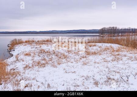 Snowy Shores am Great River am Mississippi River in Late Waanter in der Nähe von Savannah, Illinois Stockfoto