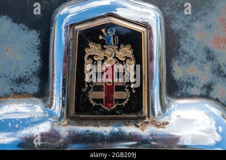 Nahaufnahme des reflektierenden Logos auf einer Dodge Deluxe Limousine 1948 in Pomeroy, Washington, USA - 4. Mai 2021 Stockfoto