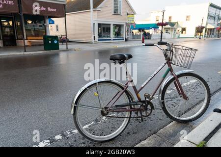 Ein Fahrrad auf der Hauptstraße von Mackinac Island Michigan am frühen Morgen Stockfoto