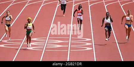 Tokio, Japan. August 2021. Shelly-Ann Fraser-Pryce (2. L) tritt bei den Olympischen Spielen 2020 in Tokio, Japan, am 2. August 2021, bei den 200-m-Damen an. Quelle: Li Yibo/Xinhua/Alamy Live News Stockfoto