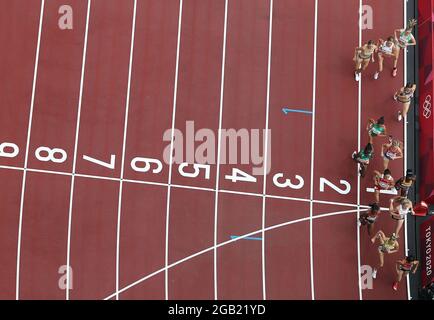 Tokio, Japan. August 2021. Athleten treten bei den Olympischen Spielen in Tokio 2020 in Tokio, Japan, am 2. August 2021 bei den 1500-m-Läufen der Frauen an. Kredit: Zeng Yao/Xinhua/Alamy Live Nachrichten Stockfoto