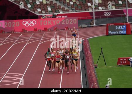 2. August 2021; Olympiastadion, Tokio, Japan: Tag der Olympischen Sommerspiele 10 in Tokio 2020; Qualifying-Rennen über 1500 m für Frauen: KIPYEGON Faith of Kenya führt die Hitze 3 vor Tanaka aus Japan und NANYONDO Winnie aus Uganda an Stockfoto