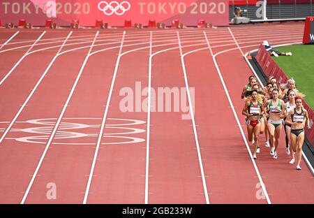 Tokio, Japan. August 2021. Athleten treten bei den Olympischen Spielen in Tokio 2020 in Tokio, Japan, am 2. August 2021 bei den 1500-m-Läufen der Frauen an. Quelle: Li Yibo/Xinhua/Alamy Live News Stockfoto