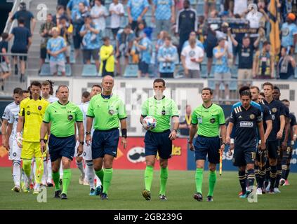 Chester, Pennsylvania, USA. August 2021. 1. August 2021, Chester PA- Match Schiedsrichter gehen die Spieler der Philadelphia Union und Chicago Fire auf den Platz im Subaru Park (Foto: © Ricky Fitchett/ZUMA Press Wire) Stockfoto