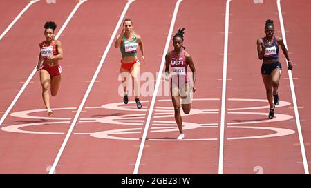 Tokio, Japan. August 2021. Anavia Battle (2. R) der Vereinigten Staaten tritt bei den Olympischen Spielen 2020 in Tokio, Japan, am 2. August 2021, bei den 200-m-Vorläufen der Frauen an. Quelle: Li Yibo/Xinhua/Alamy Live News Stockfoto