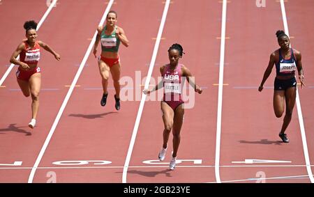 Tokio, Japan. August 2021. Anavia Battle (2. R) der Vereinigten Staaten tritt bei den Olympischen Spielen 2020 in Tokio, Japan, am 2. August 2021, bei den 200-m-Vorläufen der Frauen an. Quelle: Li Yibo/Xinhua/Alamy Live News Stockfoto