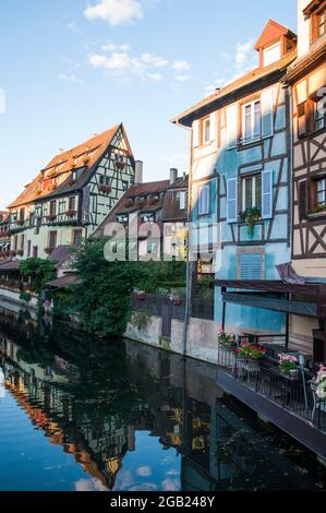 Fachwerkhäuser an einer Wasserstraße in Colmar, Elsass, Ostfrankreich Stockfoto