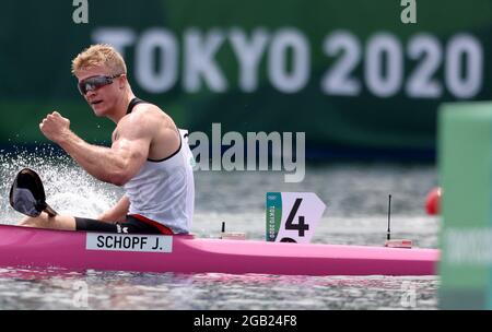 Tokio, Japan. August 2021. Kanu: Olympiade, Kajak Single, 1000m, Männer, heizt am Sea Forest Waterway. Jacob Schopf aus Deutschland Prost. Quelle: Jan Woitas/dpa-Zentralbild/dpa/Alamy Live News Stockfoto