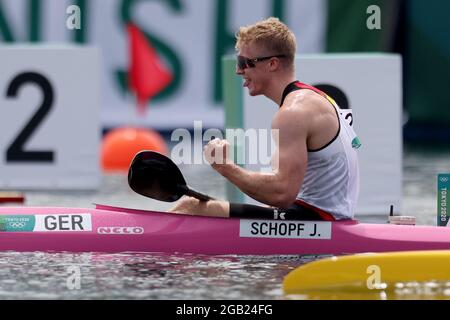 Tokio, Japan. August 2021. Kanu: Olympiade, Kajak Single, 1000m, Männer, heizt am Sea Forest Waterway. Jacob Schopf aus Deutschland Prost. Quelle: Jan Woitas/dpa-Zentralbild/dpa/Alamy Live News Stockfoto